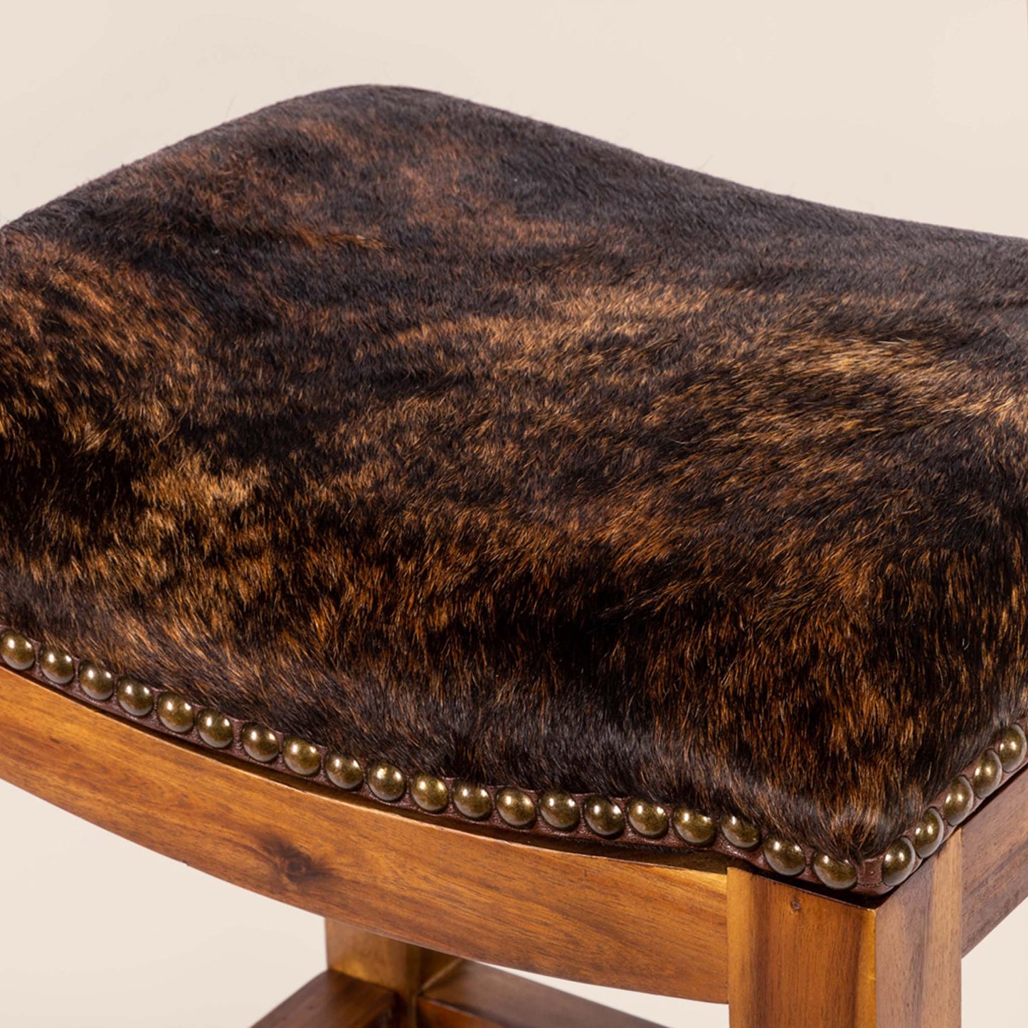 Platzer Saddle Stool in dark brown cowhide leather – detail view