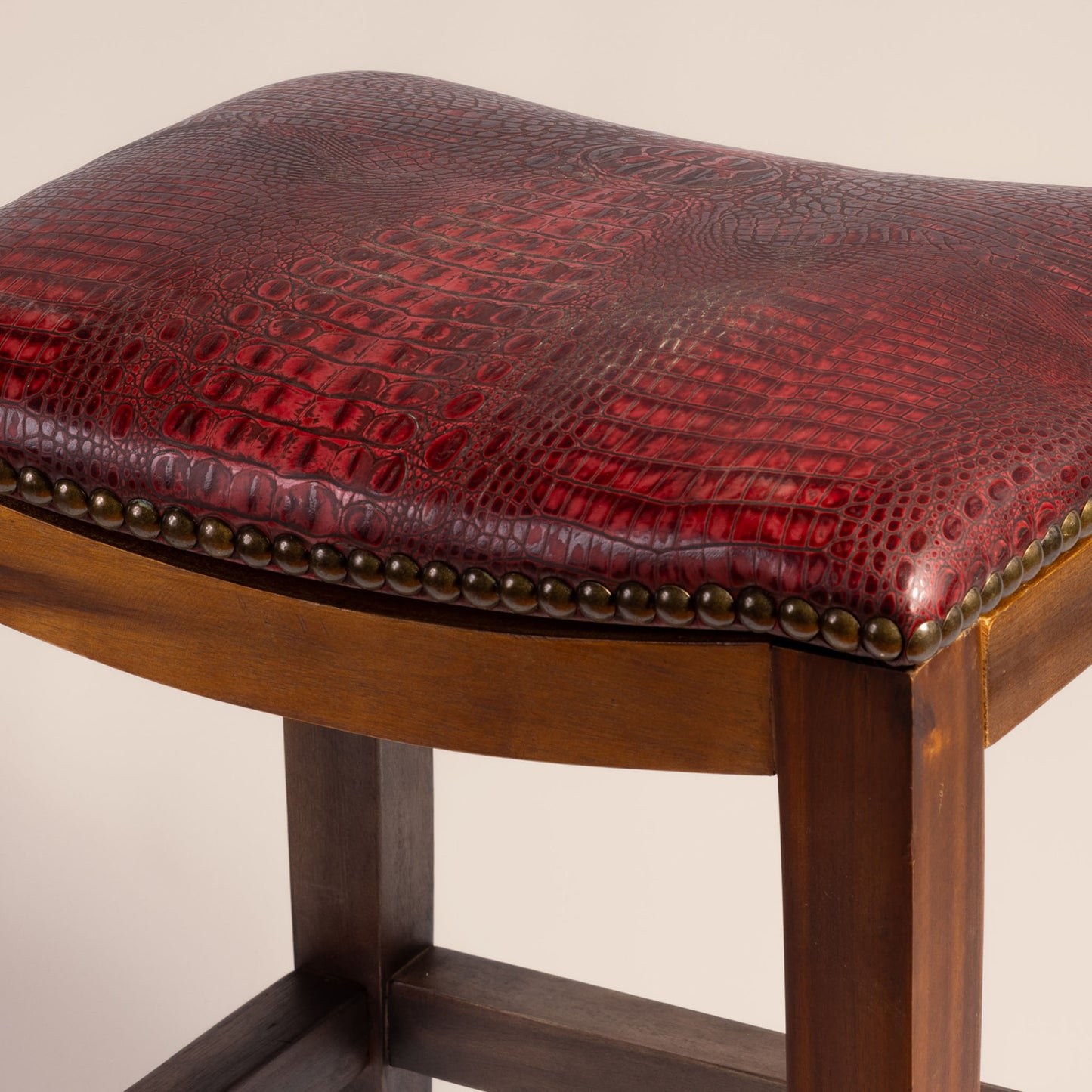 Platzer Saddle Stool in red crocodile leather – detailed view