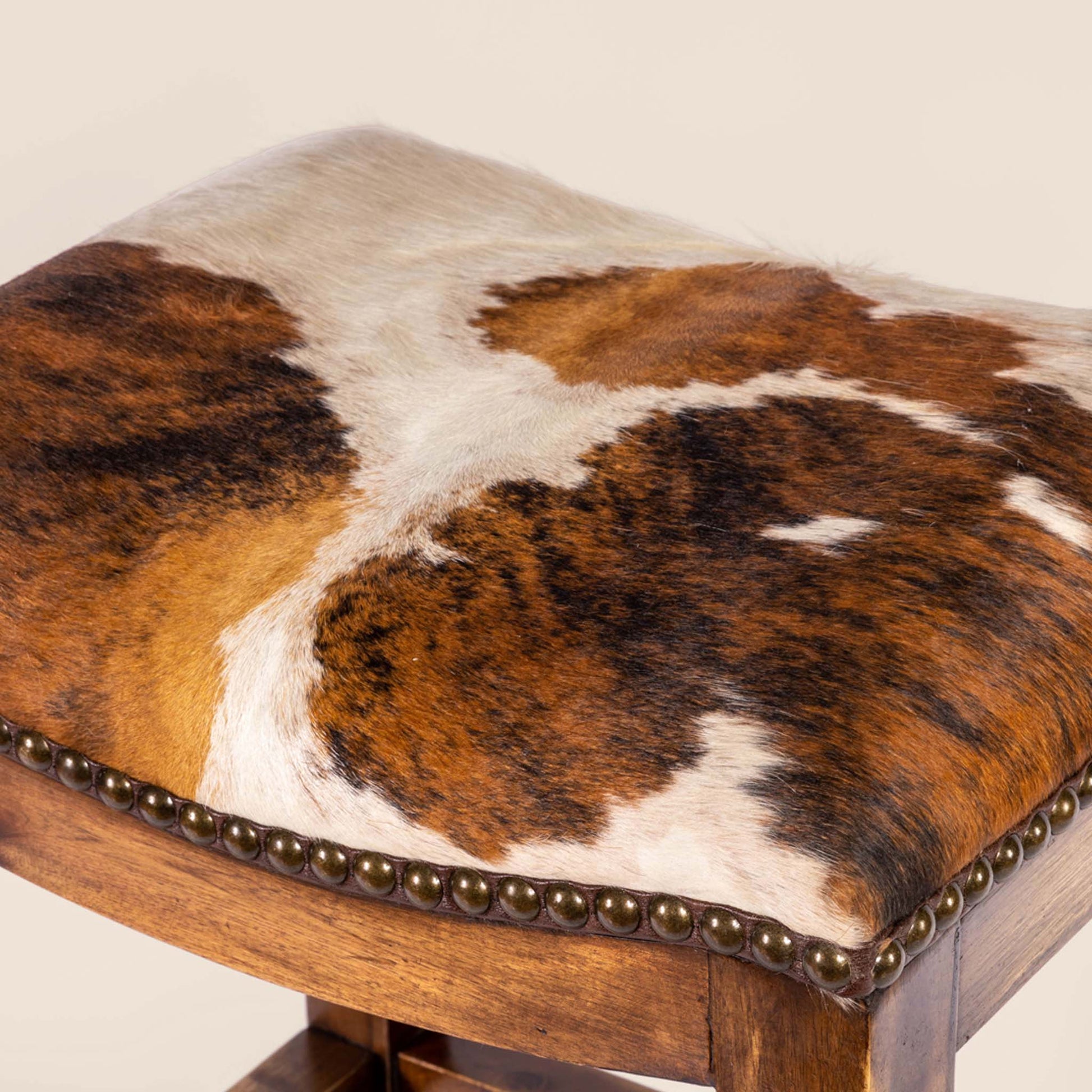 Platzer Saddle Stool in white and brown cowhide leather – detail view