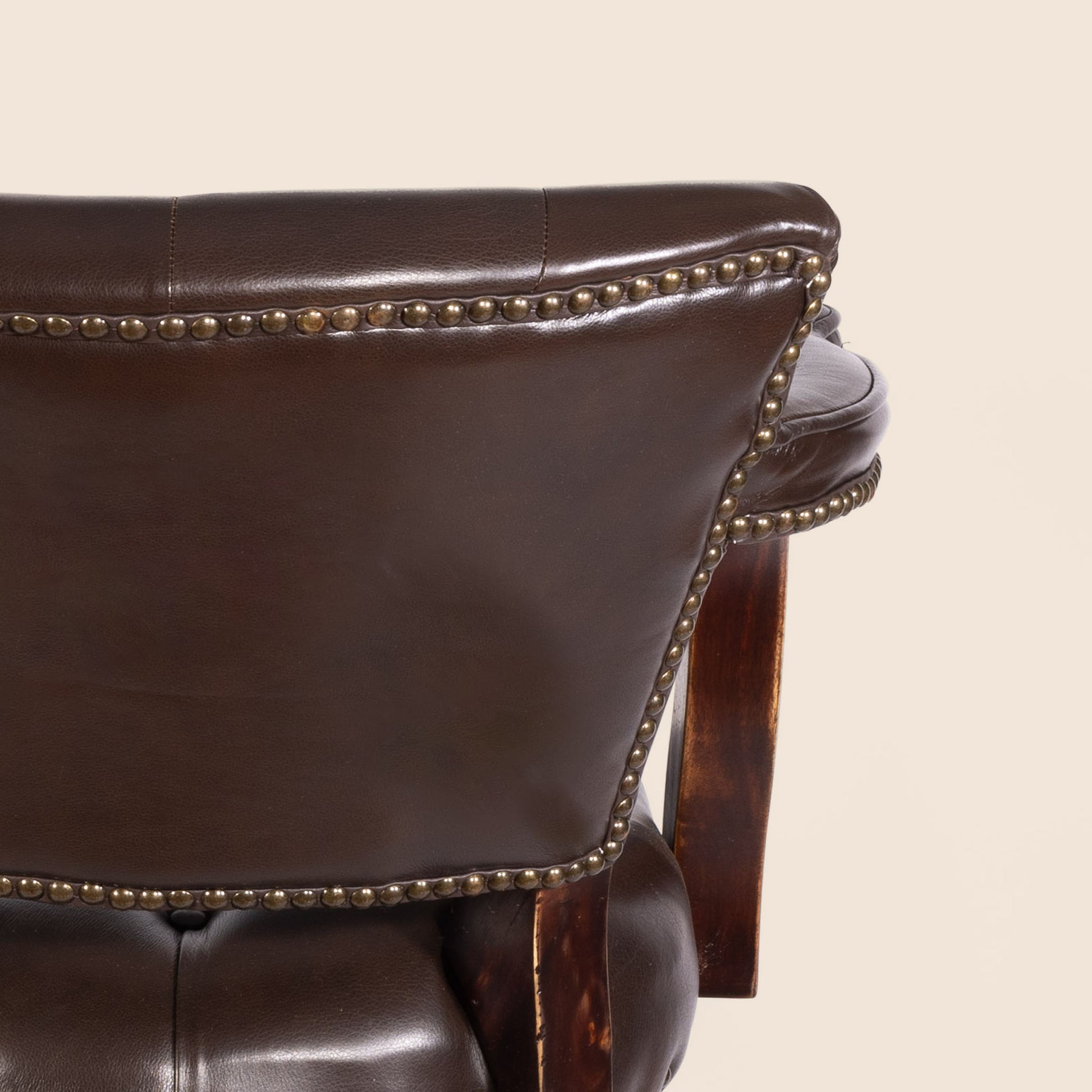 Trophy Swivel Stool in tufted leather – detailed view