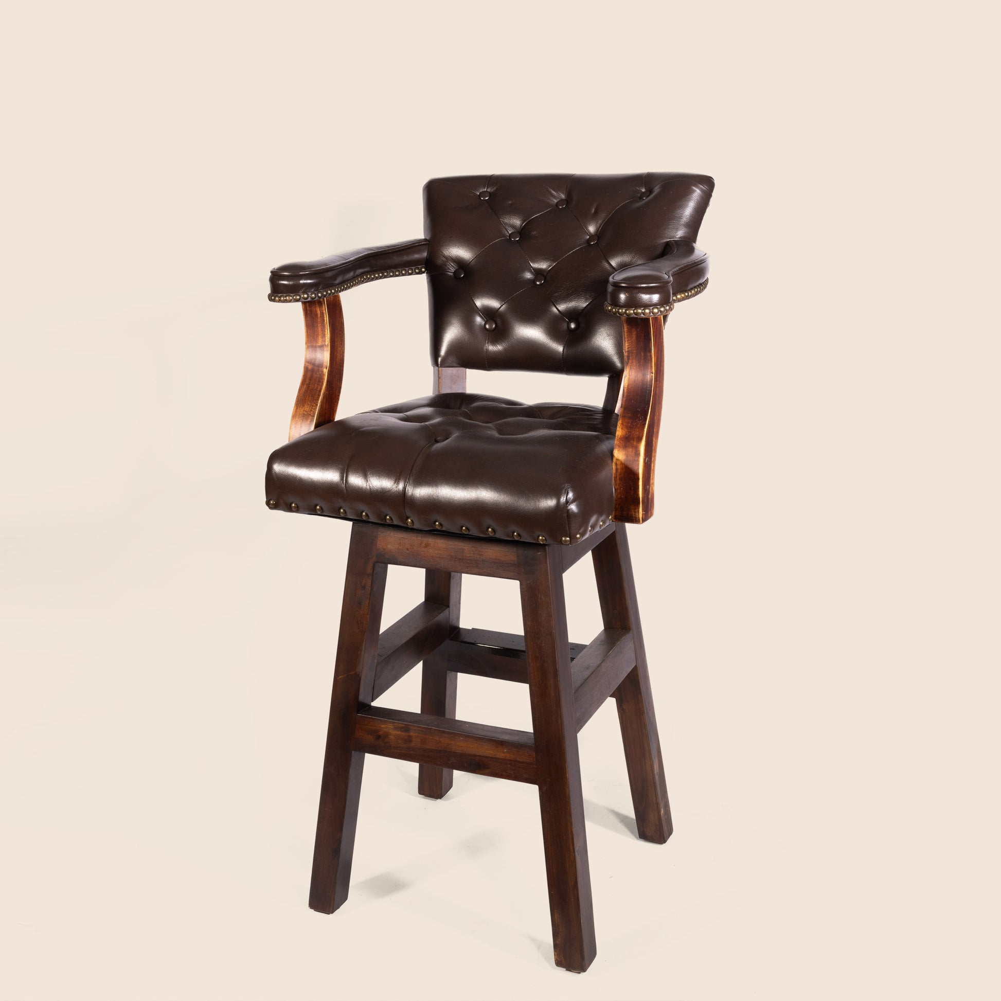 Trophy Swivel Stool in tufted leather – front view