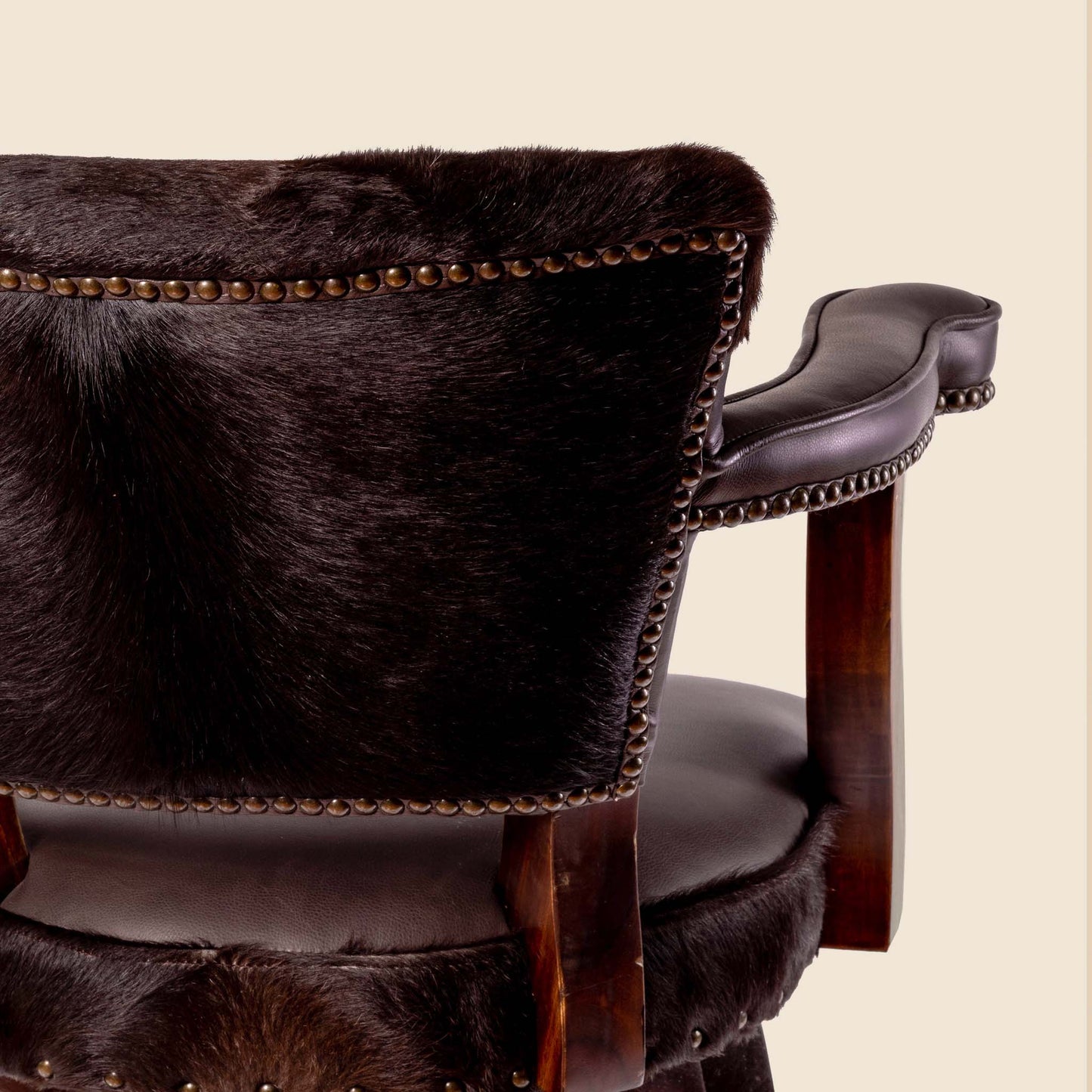 Trophy Swivel Stool in cowhide leather – detailed view