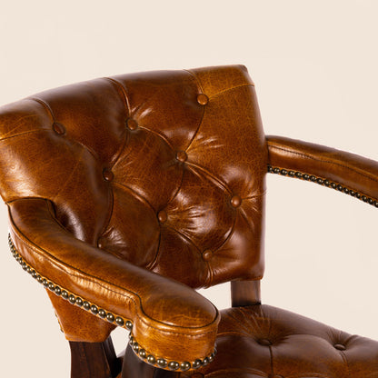 Trophy Swivel Stool in tufted leather – detailed view