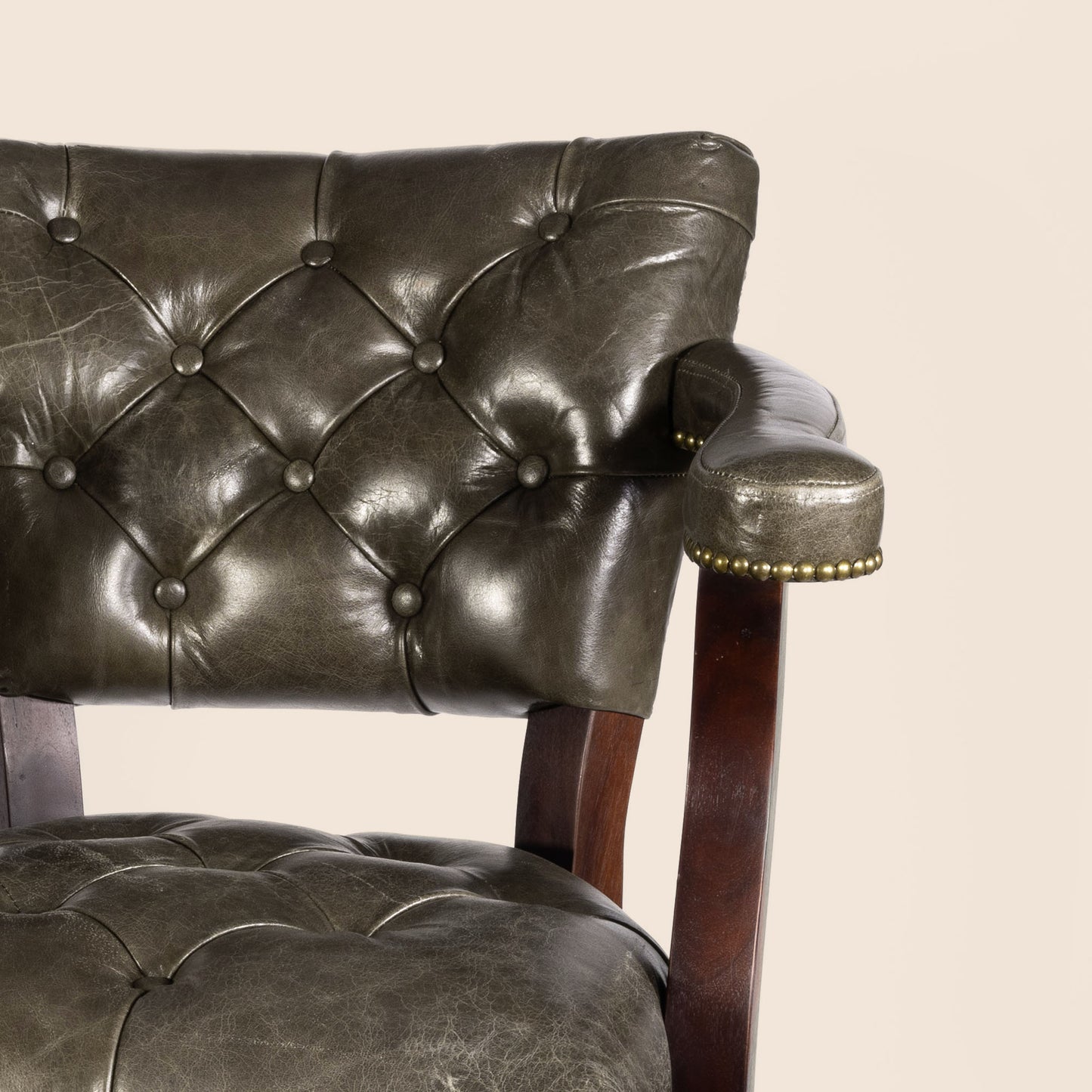 Trophy Swivel Stool in tufted leather – detail view