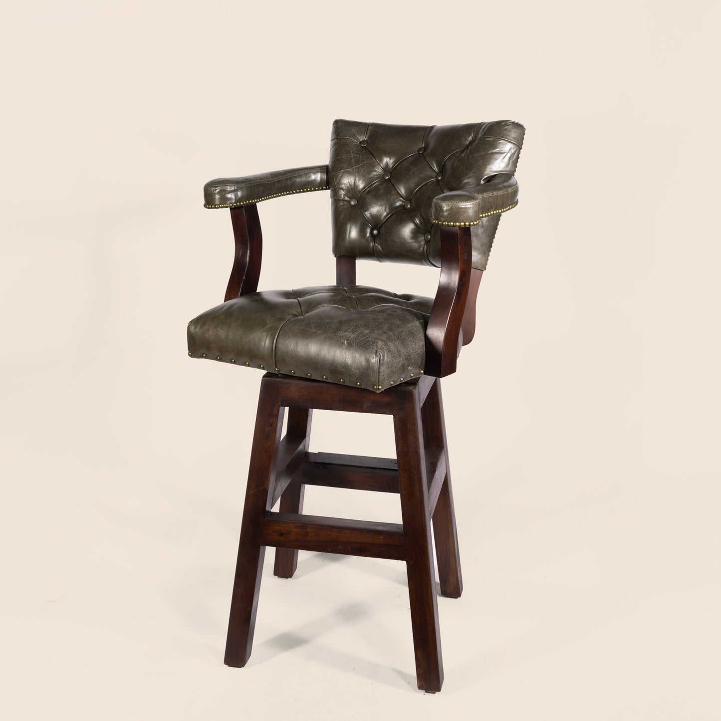 Trophy Swivel Stool in tufted leather – front view