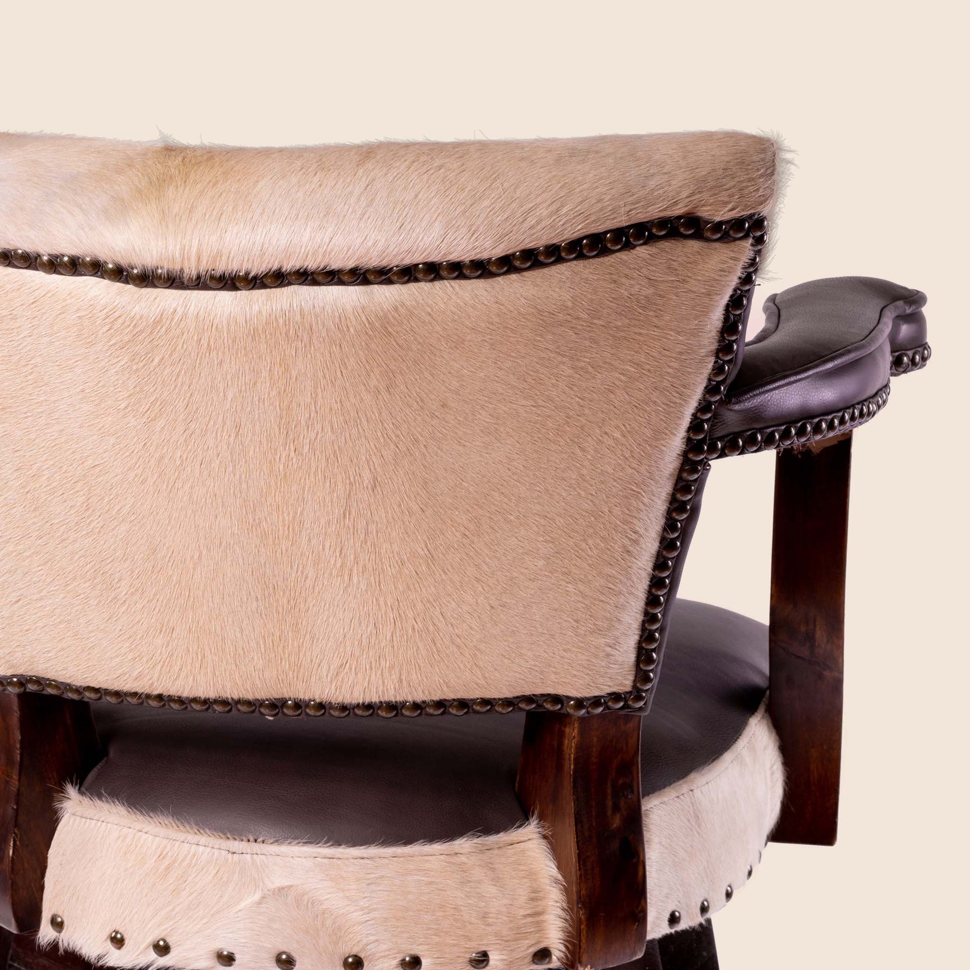 Trophy Swivel Stool in cowhide leather – detailed view